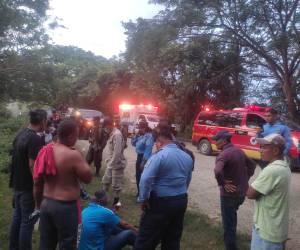 El pick-up en el que se transportaban al menos 12 migrantes se dio vuelta en una calle de tierra en zona montañosa de la aldea El Matazano.