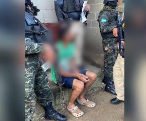 Momento en que el sospechoso era custodiado por la Atic tras su captura.