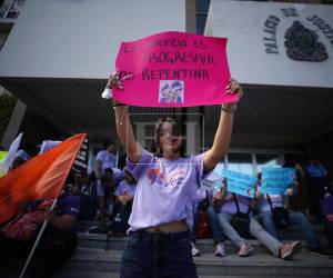 Con pancartas en mano, decenas de mujeres llegaron hasta la Corte Suprema de Justicia para exigir justicia en los casos de femicidios que están en la impunidad en Honduras.