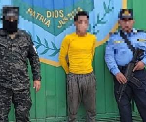 El sujeto fue detenido por las autoridades por golpear a su padre y madre, ambos adultos mayores.