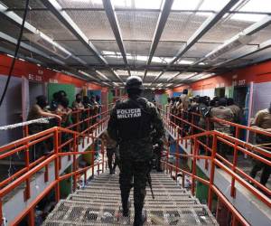 Armas de grueso calibre, teléfonos satelitales, proyectiles y envoltorios de supuesta droga siguen siendo decomisados por la Policía Militar durante la intervención.