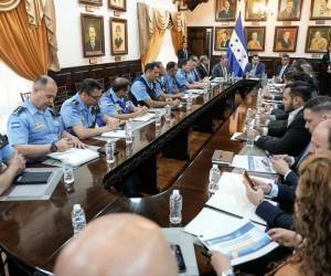 La reunión se llevó a cabo este lunes en el Congreso Nacional.