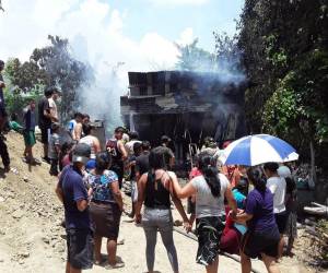 La humilde casa fue consumida en su totalidad por el fuego en cuestión de segundos.