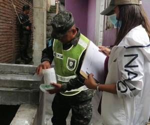 Personal sanitario realiza operativos de fumigación y abatización en diferentes barrios y colonias a nivel nacional para combatir el dengue.
