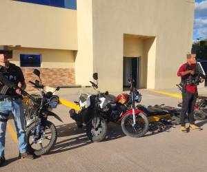 Los agentes de la Dirección Policial de Investigaciones (DPI) decomisaron cinco motocicletas en una vivienda que era utilizada como taller clandestino en la colonia La Era de Tegucigalpa.