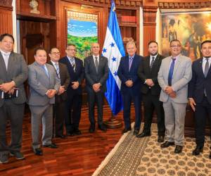 El presidente de la República, Nasry Asfura se reunió en Casa presidencial con representantes de las empresas constructoras del país.