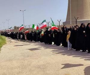 Miles de personas, entre mujeres, jóvenes y hasta niños, formaron este martes cadenas humanas ante centrales eléctricas y puentes en distintas ciudades de Irán para protestar contra las amenazas de ataques del presidente de Estados Unidos, Donald Trump, quien ha advertido de que atacará esas infraestructuras si Teherán no reabre el estrecho de Ormuz. El plazo vence este martes.