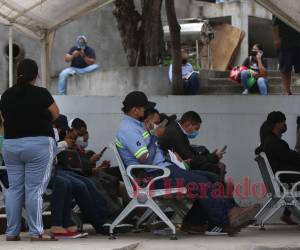 El galeno atribuyó la alta incidencia de casos al hecho que se han relajado las medidas de bioseguridad y se han hecho conciertos, partidos de fútbol, ferias. En la imagen se aprecia cómo lucía este miércoles el triaje del IHSS.
