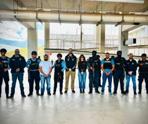 El nicaragüense César Laínez y el hondureño Joaquín Alvarado, al ser entregados a los oficiales de seguridad de los Estados Unidos.
