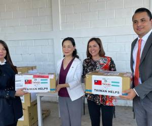 La donación fue recibida por la Subsecretaria de Salud Dra. Suani Montalván, en presencia de la Subsecretaria de Estado en los Despachos de Cooperación y Promoción Internacional, Embajadora Cindy Larissa Rodríguez.