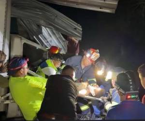 Además de los ocupantes del camión, tres personas que se encontraban dentro de la vivienda resultaron heridas tras el impacto.