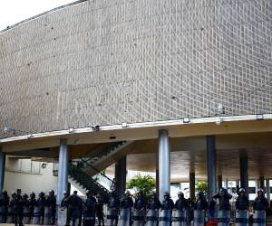 Los agentes están apostados en la parte baja del Congreso Nacional.