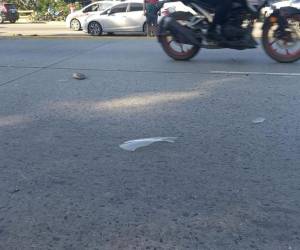 Los objetos personales de la víctima quedaron esparcidos por toda la calle.