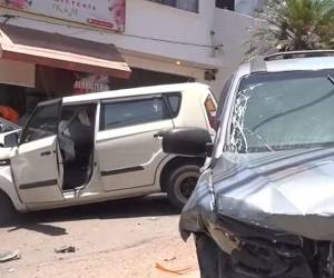 Pese a la múltiple colisiónno se reportan heridos graves, pero sí cuantiosos daños materiales y congestionamiento vehicular en la zona de Las Minitas.