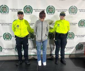 Katherine Andrea Martínez fue la encargada de recoger el arma para entregarla al sicario.