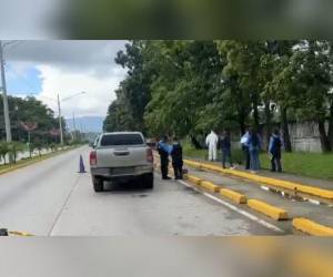 El cadáver del hombre estaba dentro de la cuneta que estaba llena de agua.