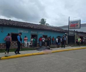 El cuerpo sin vida de Fredy Domingo Herrera Licona, fue tapado con una sábana, frente a un comedor.