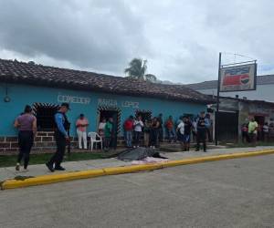 El cuerpo sin vida de Fredy Domingo Herrera Licona, fue tapado con una sábana, frente a un comedor.