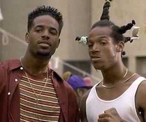 Tras haber firmado los guiones de las dos primeras películas, los Wayans vuelven al control del texto para entregar una nueva versión que remonte el bajo éxito de la última.