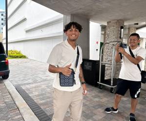 Ruiz llega al hotel de concentración para sumarse a la H previo a los próximos partidos.