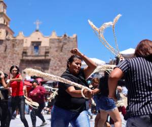 Decenas de personas participaron este sábado en la tradicional “Cuereada 2026” en San Martín de las Flores, en el municipio de San Pedro Tlaquepaque, Jalisco, en México, donde habitantes realizan actos de penitencia al darse azotes como parte de las celebraciones de Semana Santa.