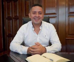 El alcalde se encontraba caminando junto a su pareja durante un desfile navideño en el municipio cuando, según diversas fuentes, fue atacado a balazos.