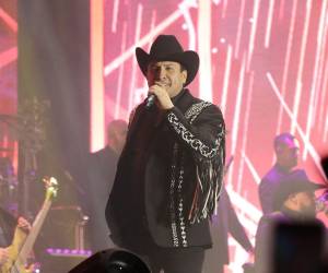 Su vestuario acompañó la narrativa musical de manera orgánica. La base negra inicial, combinada con un saco de corte norteño adornado con flecos, proyectaba tradición y elegancia. Para el cierre, el cambio a un saco inspirado en la cultura wixárika reforzó la dimensión visual del espectáculo.