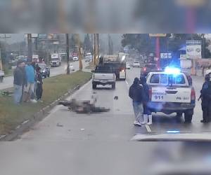 El cuerpo del fallecido quedó en la orilla de la carretera.