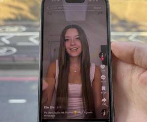 Con un puñado de vídeos y desde su habitación, Ellie Ellis ha logrado sumar más de 800.000 seguidores en <u>TikTok </u>en apenas dos semanas, mientras la industria de los 'influencers' trata de encontrar una explicación a cómo esta adolescente británica ha conquistado al algoritmo de las redes sociales.