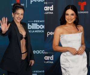 La mayoría de los artistas que desfilaron este jueves por la alfombra azul de los Premios Billboard de la Música Latina 2026 apostó por la pedrería, mientras que otros se decantaron por la sobriedad y los cortes clásicos en esta antesala a la gala, que se celebra en Miami.
