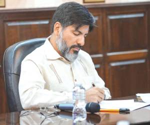 Más de tres horas duró la audiencia de juicio político contra Johel Zelaya en el Salón de Retratos del Congreso.