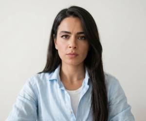 La cantante iraní Hiva Seyfizadeh fue condenada a cuatro años de prisión por incitación a la corrupción y la prostitución tras ser arrestada en un concierto en Teherán el año pasado en presencia de hombres, según denunció este miércoles la ONG de derechos humanos con sede en Washington HRANA.