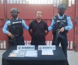 Dayan Josué Amador Flores, conocido con el seudónimo de Chichote, tras ser capturado por agentes de la División Anti Extorsión y Asociaciones Terroristas (DAET).