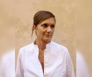 La italiana, de 61 años, comunicó el pasado mayo su salida de la dirección artística de la moda femenina de Christian Dior tras nueve años en el cargo. Ahora sustituirá a Silvia Venturini, que a finales de septiembre dejó la dirección de Fendi.
