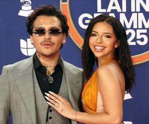 Ángela Aguilar y Christian Nodal volvieron a acaparar miradas al desfilar este jueves por la alfombra roja de los Latin Grammy 2025, marcando su segunda aparición pública consecutiva en el marco de estos premios.