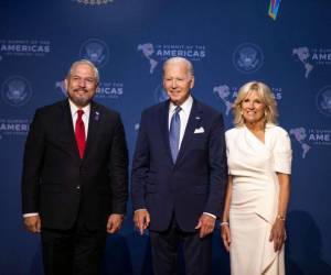 El canciller Reina en la Cumbre de las Américas junto al presidente Joe Biden y su esposa, Jill Biden. Con EE UU se abordará el TPS.