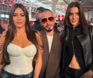 Tom Brady y Travis Kelce caminaron por el césped antes del inicio, mientras J Balvin asistió para apoyar a Bad Bunny tras su reconciliación pública en diciembre pasado.