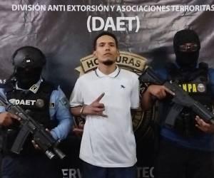 Jeyson Lenín Zelaya Campos al momento de ser capturado por parte de agentes de la División Anti Extorsión y Asociaciones Terroristas (DAET).