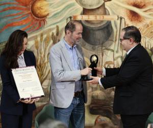 Juan Villoro expresó su preocupación por el resurgimiento de la ultraderecha en América Latina y llamó a los gobiernos progresistas a aceptar la discrepancia.