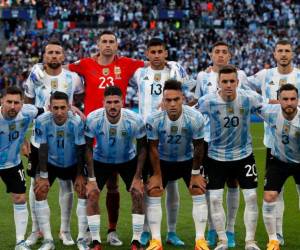 La Selección de Argentina continúa su preparación de cara al Mundial de Qatar 2022 y este viernes se mira las caras ante su similar de Honduras en un emocionante duelo. Al ser con fines preparatorios para la próxima Copa del Mundo, Lionel Scaloni probará a varios futbolistas y un nuevo esquema, pero Leo Messi comandará al 11 inicial de la Albiceleste en Miami.