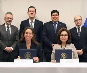 En la aprobación del proyecto estuvieron presentes Emilio Hércules (secretario de Finanzas), Roberto Lagos (presidente del Banco Central de Honduras) y Roberto Flores Bermúdez (embajador de Honduras en Estados Unidos).