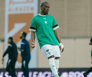 Deiby Flores en el calentamiento previo.