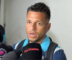 Marcelo Santos atendiendo a los medios en la zona mixta.