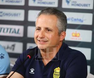 Elías Burbara durante la conferencia de prensa.