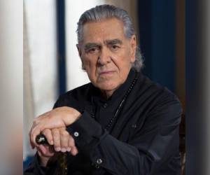 El actor mexicano Eric del Castillo fue hospitalizado de emergencia y no le han dicho que falleció su amiga Elsa Aguirre.