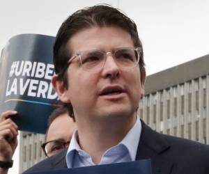 El atentado ha provocado una inusual ola de solidaridad con Uribe Turbay y su familia que el domingo llevó a miles de personas a las calles de Bogotá.