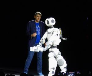 El jefe de Ingeniería de Spot Boston Dynamics, Zachary Jackowski, presenta un robot de linea Atlas en la antesala de la Feria de Electrónica de Consumidores 2026.