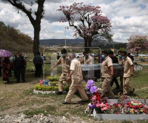 En medio de escenas de dolor, familiares y amigos dieron el último adiós a varias de las víctimas del accidente de tránsito ocurrido en La Ceibita, Quimistán, Santa Bárbara, que dejó nueve personas fallecidas.