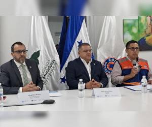 El presidente de la Amhon, Juan Carlos Molina, estuvo junto a las demás autoridades para presentar el plan de apoyo a los municipios.