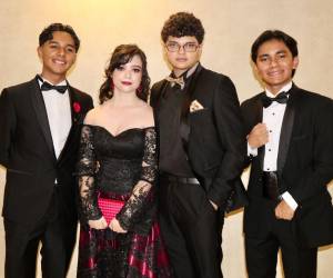 Elegancia, sonrisas y momentos inolvidables marcaron la Senior Prom de La Estancia School, una celebración en la que los graduandos compartieron con sus familias una de las noches más especiales de su vida estudiantil.